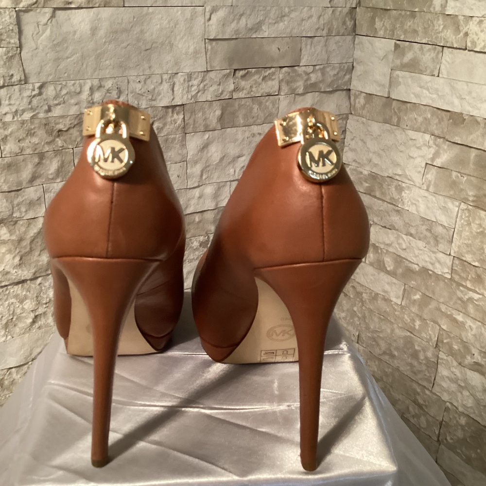Michael Kors Hamilton Platform Pump - Picture 4 of 10